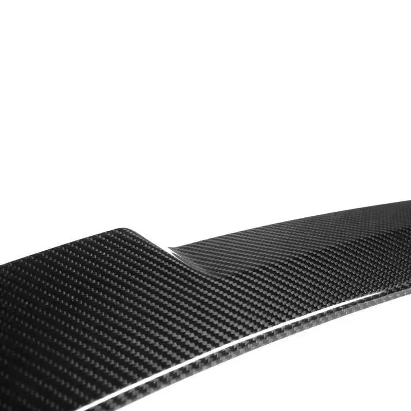 Spoiler carbon szövése és felhajló éle közelről (M4 Style) – BMW F80 M3 / F30