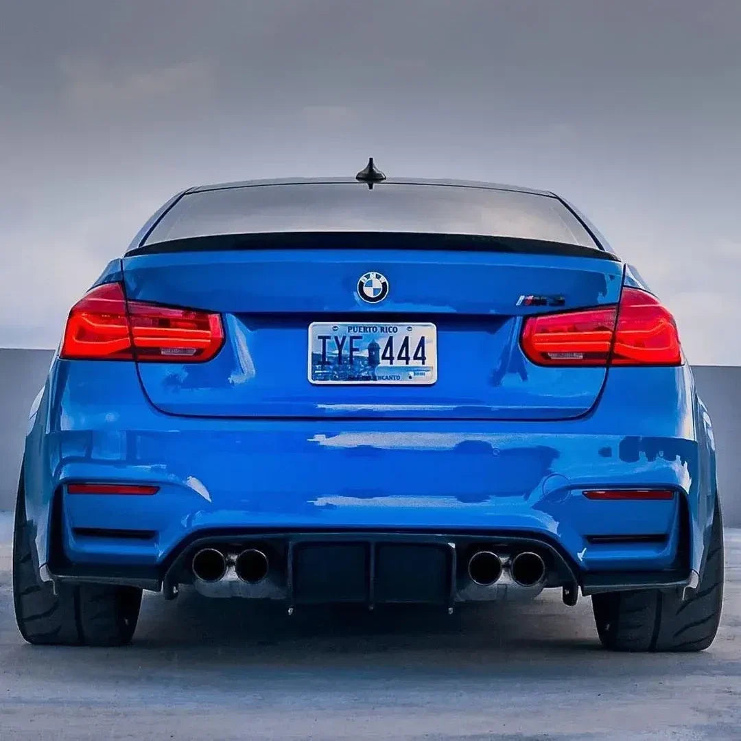 Kék BMW F80 M3 hátulnézetből, felszerelt carbon csomagtartó spoilerrel (MP Style)