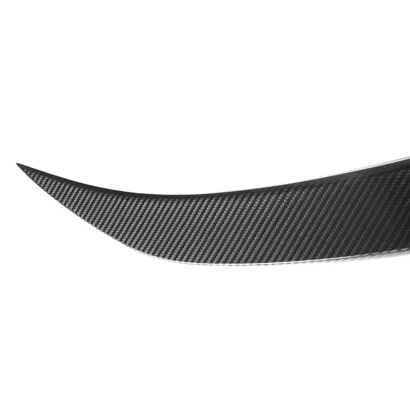 Spoiler felhajló végének csúcsa közelről, carbon szövéssel (MP Style PRO) – BMW F80 M3 / F30