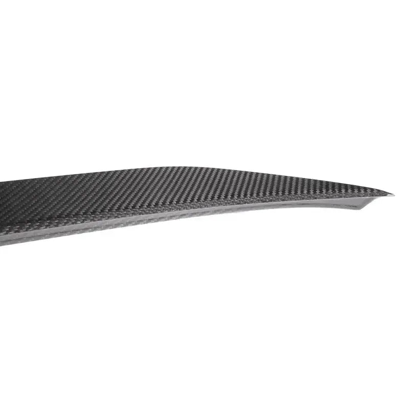 Csomagtartó spoiler élének profilja közelről, fehér háttéren (MP Style PRO) – BMW F80 M3 / F30