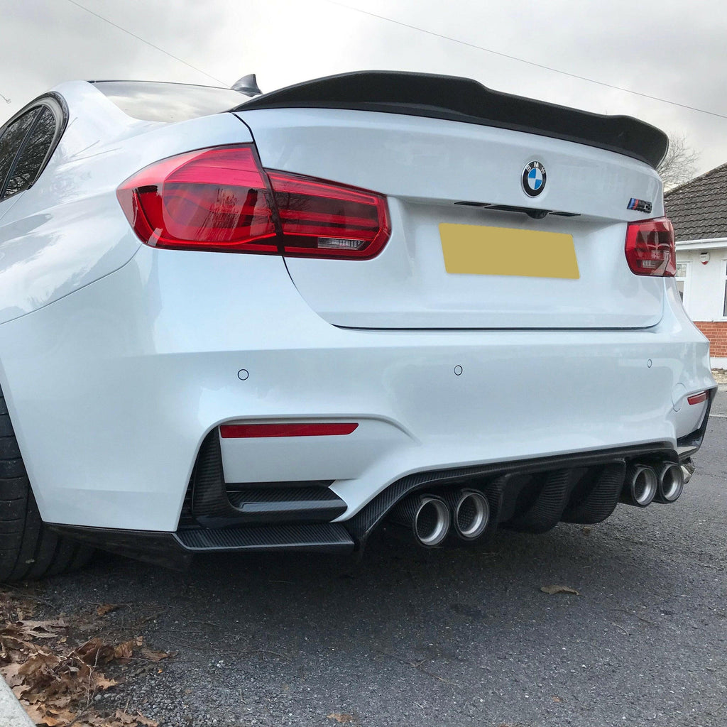 Fehér BMW F80 M3 ferdén hátulról, felszerelt carbon csomagtartó spoilerrel (PSM Style)