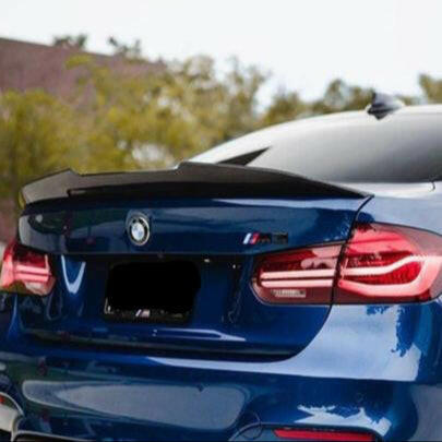Sötétkék BMW F80 M3 hátulnézetből, magas carbon csomagtartó spoilerrel (PSM Style High Kick)