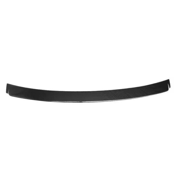 Carbon hátsó szélvédő spoiler elölnézetből, fehér háttéren (AC Style) – BMW F80 M3 / F30