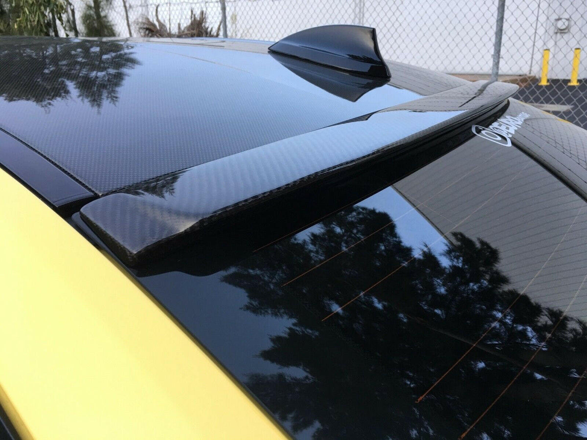 Sárga BMW F80 M3 hátsó szélvédője közelről, felszerelt carbon tetőspoilerrel (AC Style)