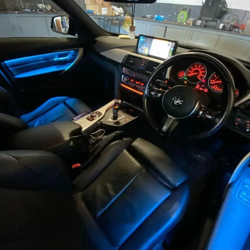 Kék ambient LED világítás jobbkormányos BMW F30 / F80 M3 műszerfalán és ajtaján
