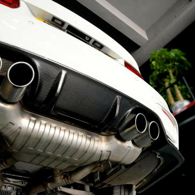 Fehér BMW M3/M4 hátulja alulról, carbon diffúzor a négy kipufogóvég körül (3D Style)