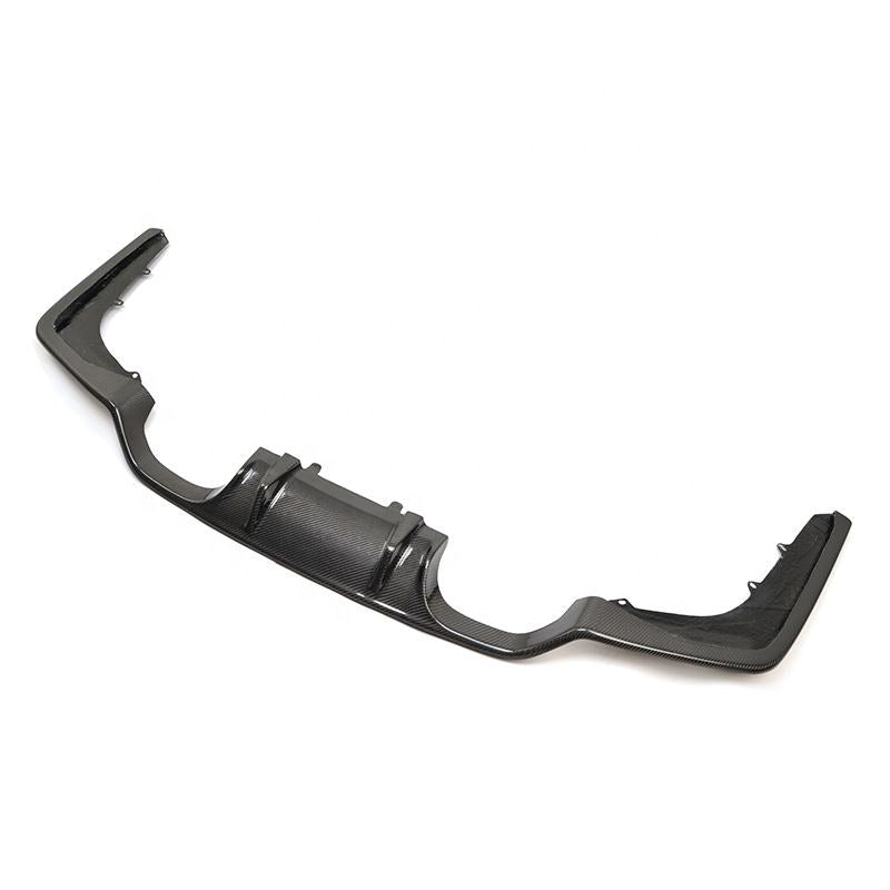 Carbon hátsó diffúzor ferde felülnézetből, fehér háttéren (3D Style) – BMW F80 M3 / F82 M4