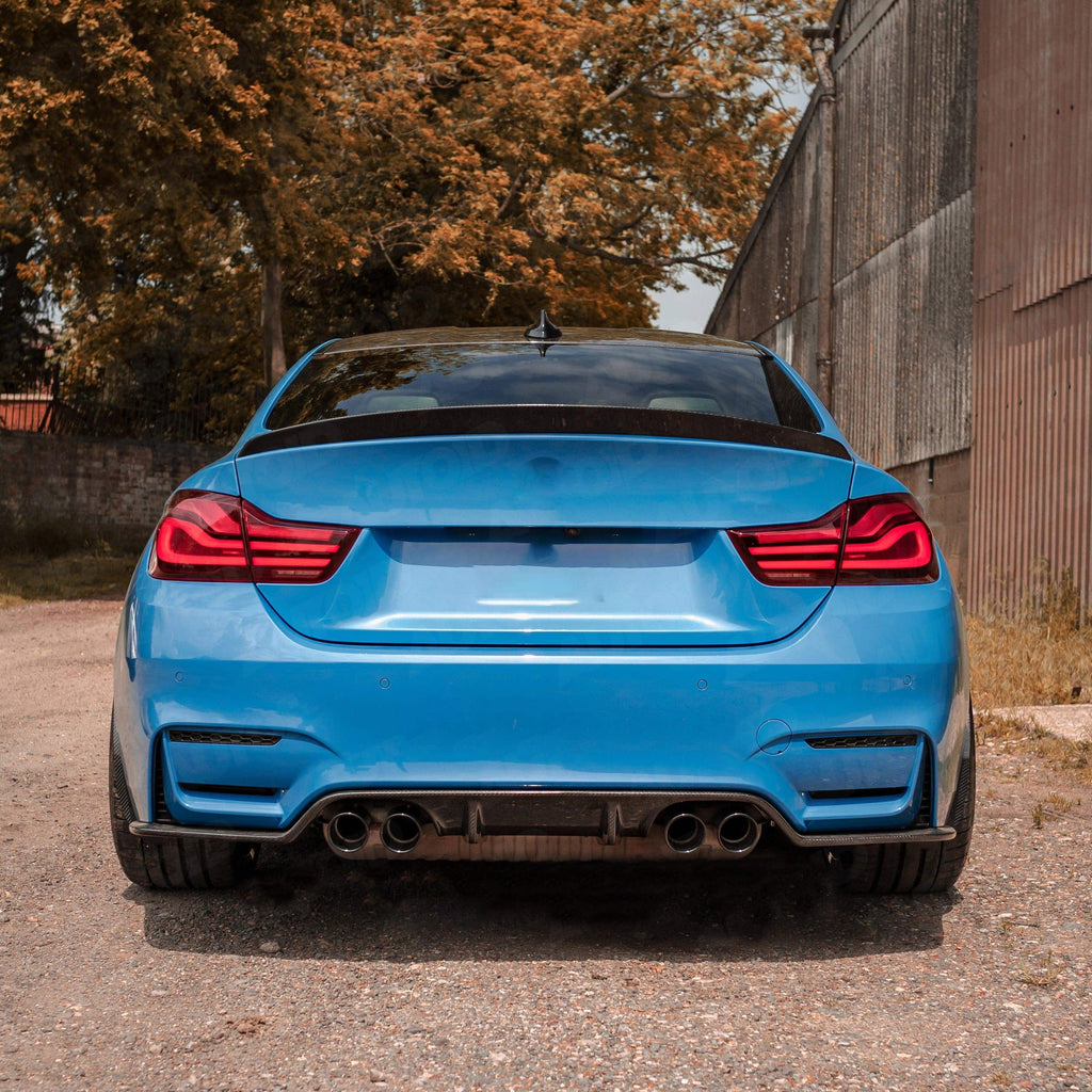 Kék BMW F82 M4 egyenesen hátulról, felszerelt carbon hátsó diffúzorral (3D Style)