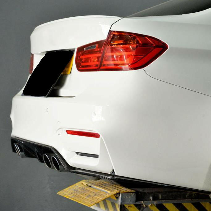 Fehér BMW F80 M3 emelőn, ferdén hátulról, közelről, carbon hátsó diffúzorral (3D Style)