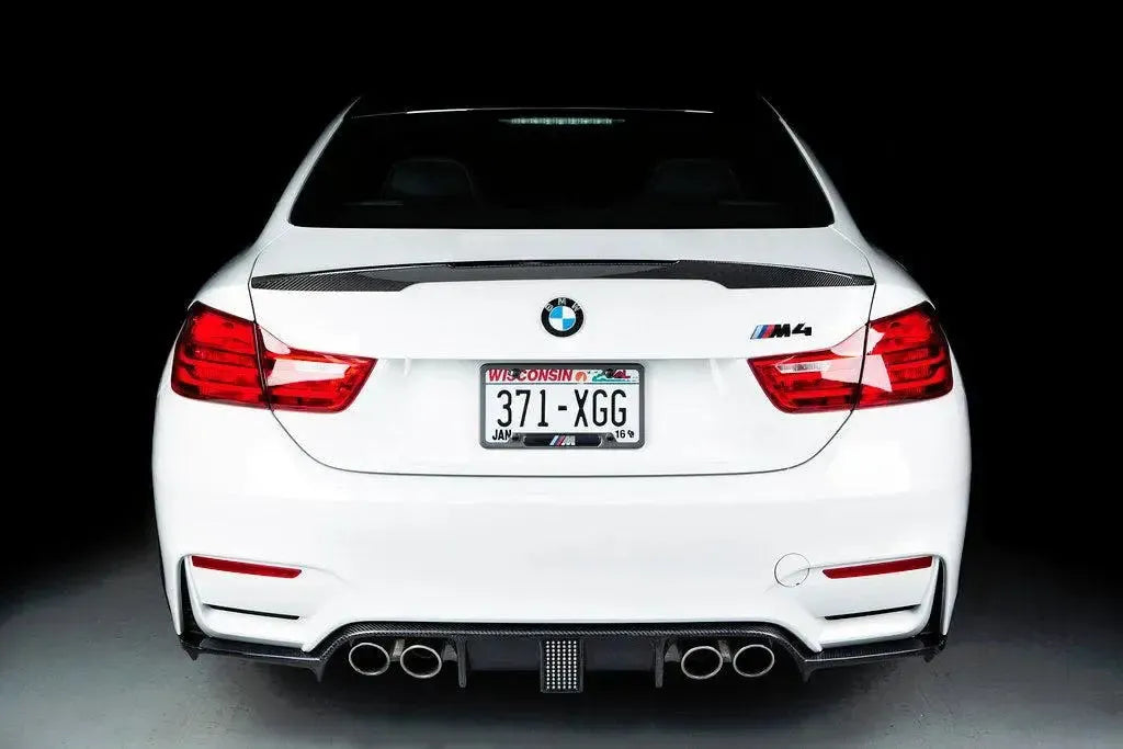 White BMW F82 M4 straight from the rear against a black background, with carbon diffuser (K Style)