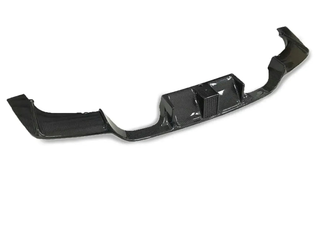 Carbon hátsó diffúzor elölről ferdén, 1 darab, fehér háttéren (K Style) – BMW F80 M3 / F82 M4