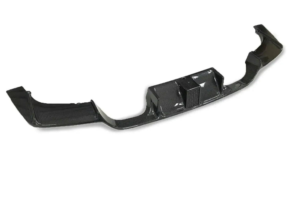 Carbon hátsó diffúzor elölről ferdén, 1 darab, fehér háttéren (K Style) – BMW F80 M3 / F82 M4
