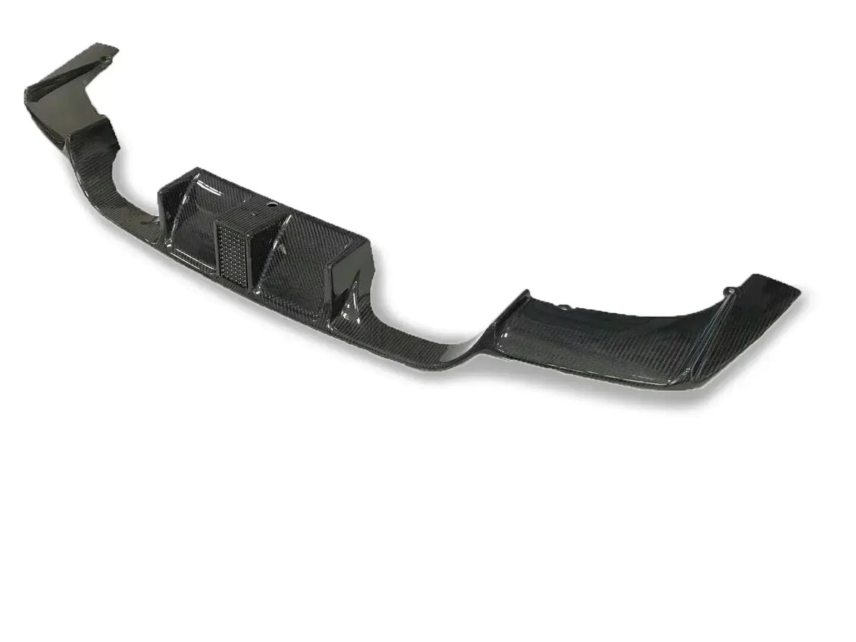 Egydarabos carbon hátsó diffúzor oldalról ferdén (K Style) – BMW F80 M3 / F82 M4