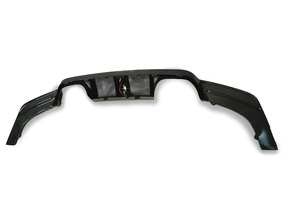 Carbon hátsó diffúzor ferde hátulnézetből, fehér háttéren (K Style) – BMW F80 M3 / F82 M4