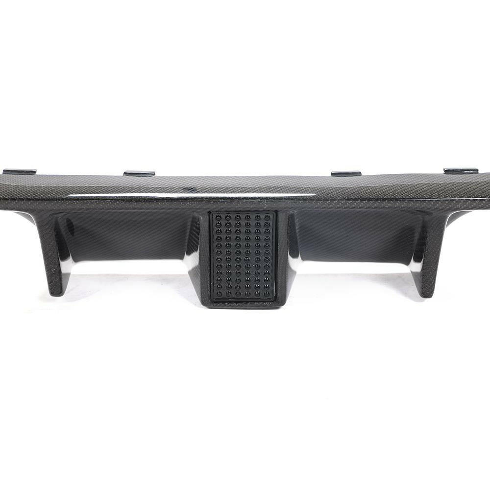 Carbon diffúzor középrésze a féklámpa búrájával, elölnézet (K Style) – BMW F80 M3 / F82 M4
