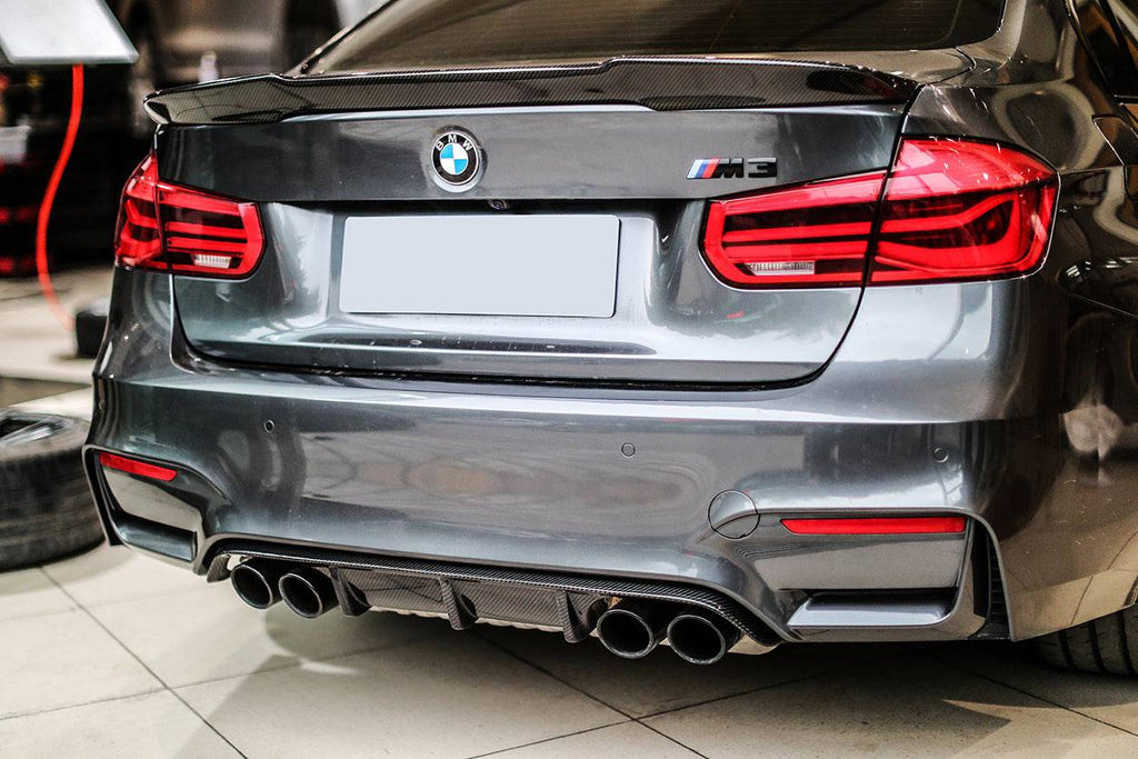 Szürke BMW F80 M3 hátulnézetből a műhelyben, carbon hátsó diffúzorral (MP Style)
