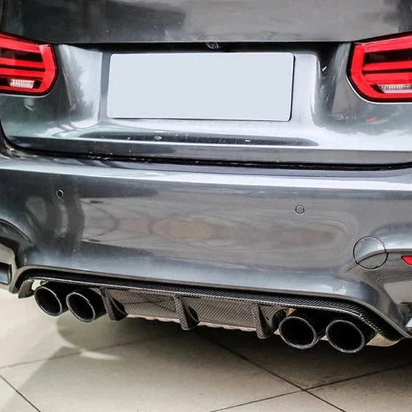 Szürke BMW F80 M3 hátulnézetből, carbon diffúzorral és négy kipufogóvéggel (Performance Style)