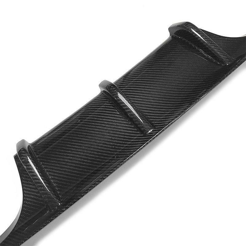 Diffúzor bordái és carbon szövése közelről, fehér háttéren (Performance Style) – BMW F80 M3 / F82 M4