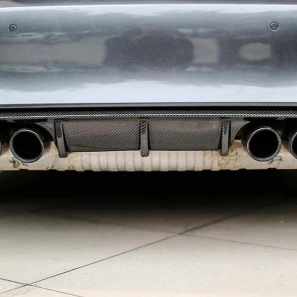 Szürke BMW F80 M3 hátulja alacsony szögből, közelről, három bordás carbon diffúzorral (Performance Style)