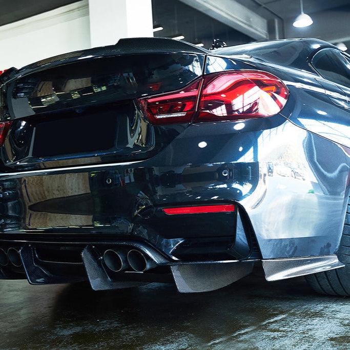 Sötétszürke BMW F82 M4 hátulja közelről, ferdén, carbon hátsó diffúzorral (PSM Style)