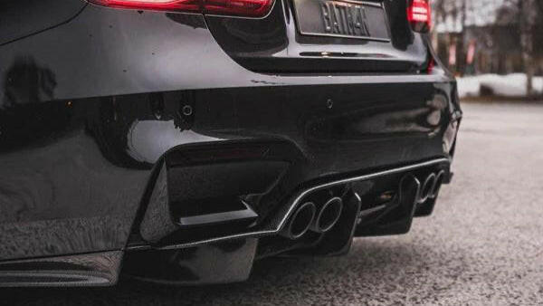 Fekete BMW M3/M4 hátulja közelről, felszerelt carbon hátsó diffúzor (PSM Style)