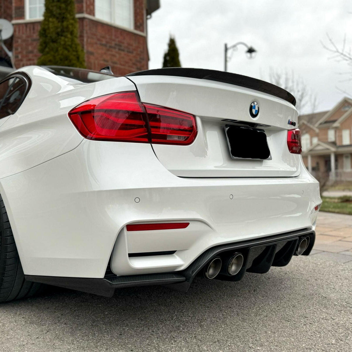 Fehér BMW F80 M3 hátulja közelről, carbon hátsó diffúzorral (V Style)