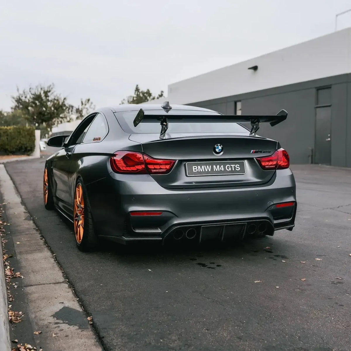 Szürke BMW F82 M4 GTS ferdén hátulról, felszerelt carbon hátsó diffúzorral (V Style)