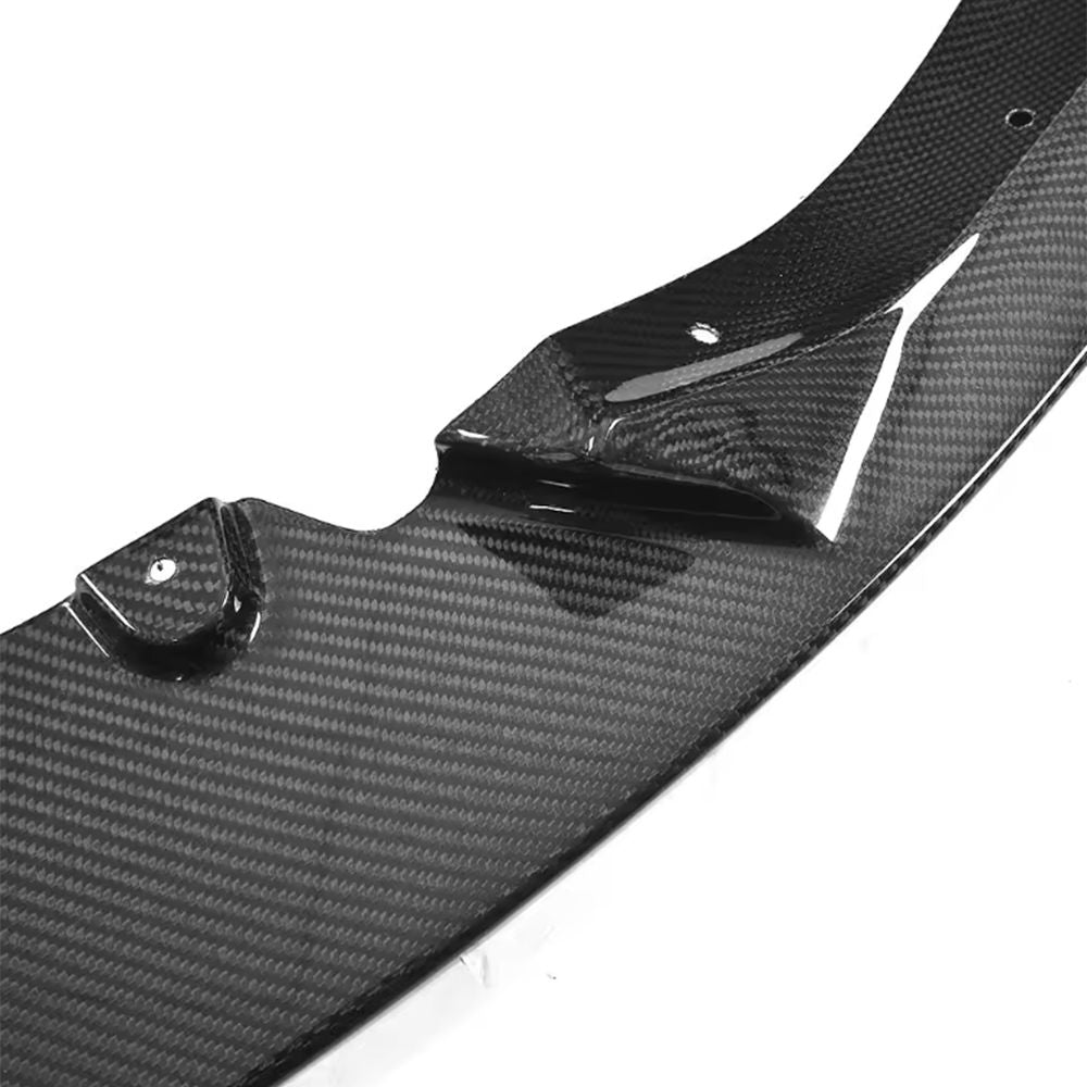 Carbon weave and mounting tabs close-up on the front lip (3D Style) – BMW F80 M3 / F82 M4