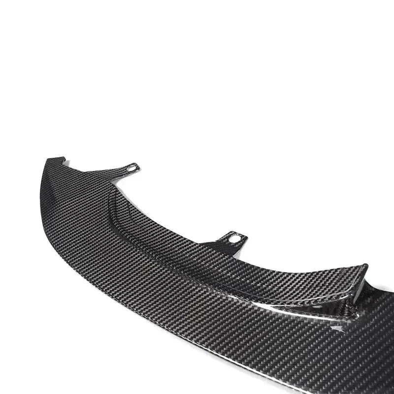 Carbon weave and lip end with mounting tabs, close-up (GT4 Style) – BMW F80 M3 / F82 M4