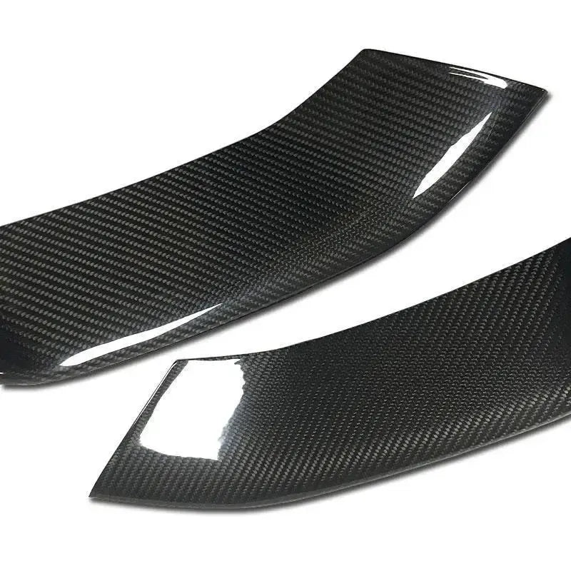 Carbon weave close-up on the 2-piece front corner splitter (MP Style) – BMW F80 M3 / F82 M4