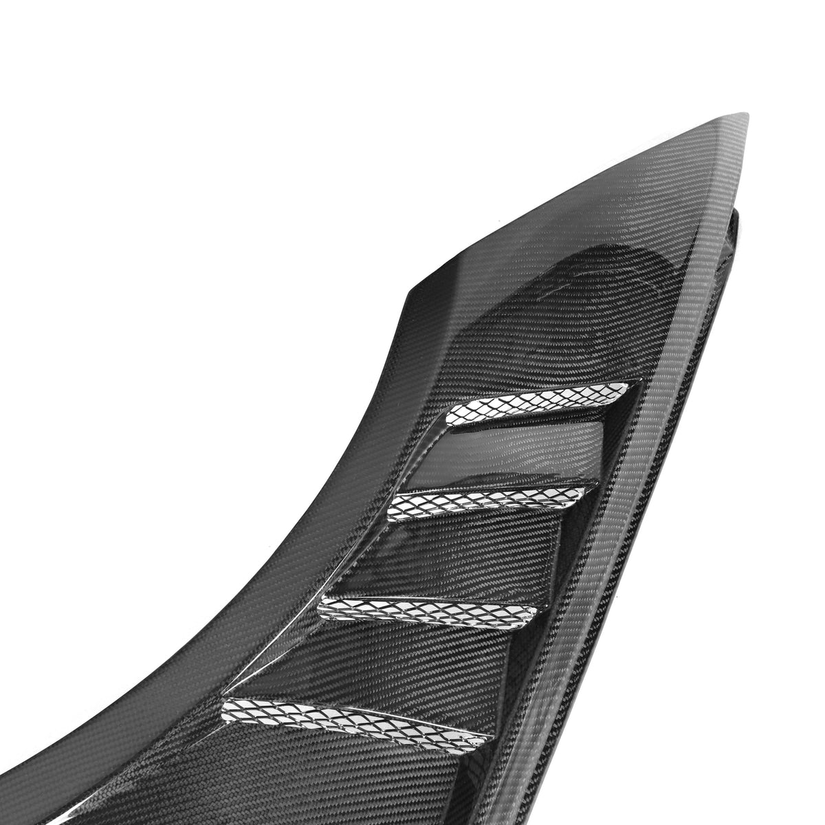 Horizontal louvers of vented carbon fender with mesh, close-up – BMW F80 M3 / F82 M4