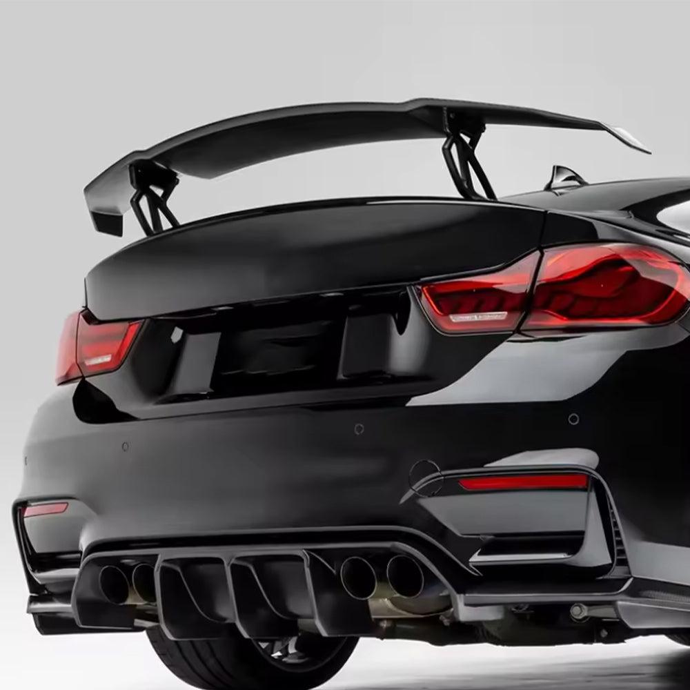 Talpakra szerelt carbon hátsó szárny fekete BMW F82 M4-en, hátulról 3/4-ből (V Style)
