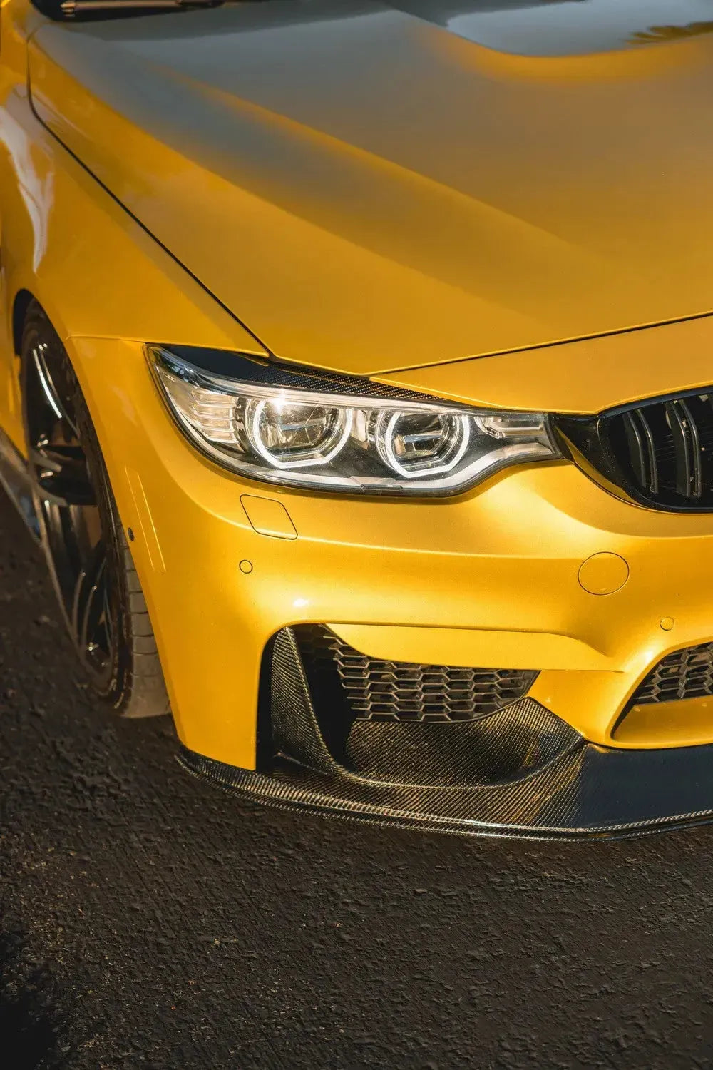 Beszerelt carbon fiber szemöldök sárga BMW F82 M4 első sarkán