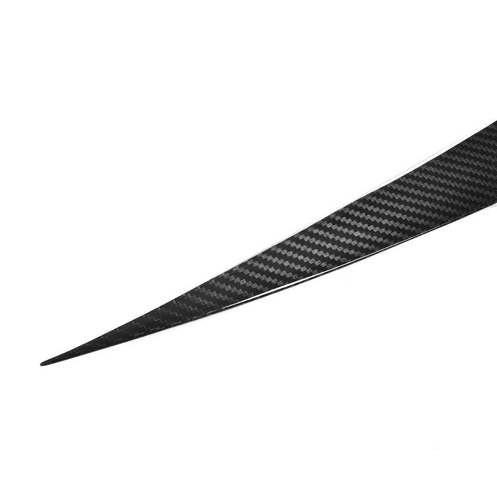 Egy carbon fiber szemöldök elem közelről, fehér háttéren – BMW F80 M3 / F82 M4