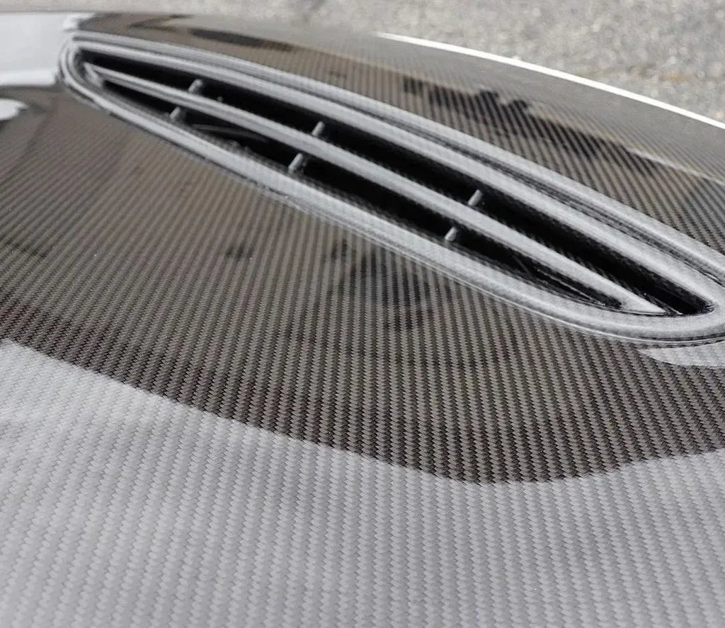 BMW M3/M4 felszerelt carbon motorháztetőjének szellőzője, a carbon szövés közelről (GTS Style)