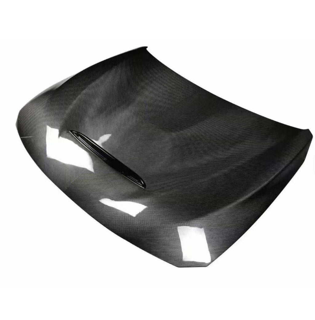 Carbon motorháztető ferde felülnézetből, fehér háttéren (GTS Style) – BMW F80 M3 / F82 M4