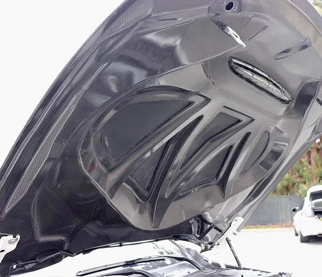 BMW M3/M4 felnyitott carbon motorháztetője, az alsó carbon oldal közelről (GTS Style)