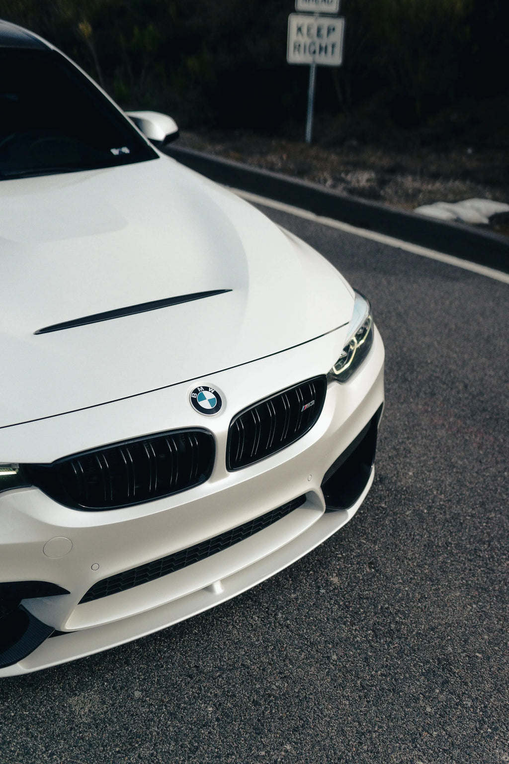 Fehér BMW M3/M4 orra közelről, középső szellőzős alumínium géptetővel (GTS Style)