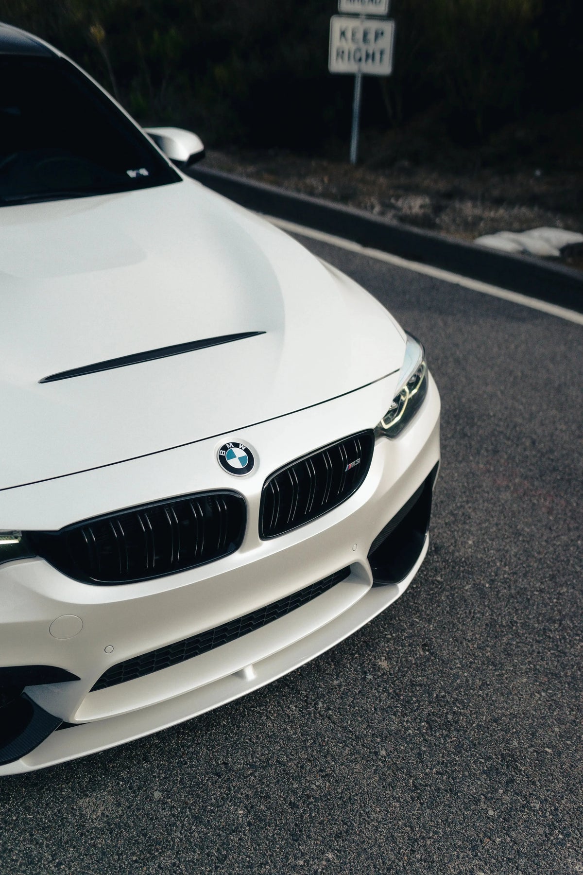 Fehér BMW M3/M4 orra közelről, középső szellőzős alumínium géptetővel (GTS Style)