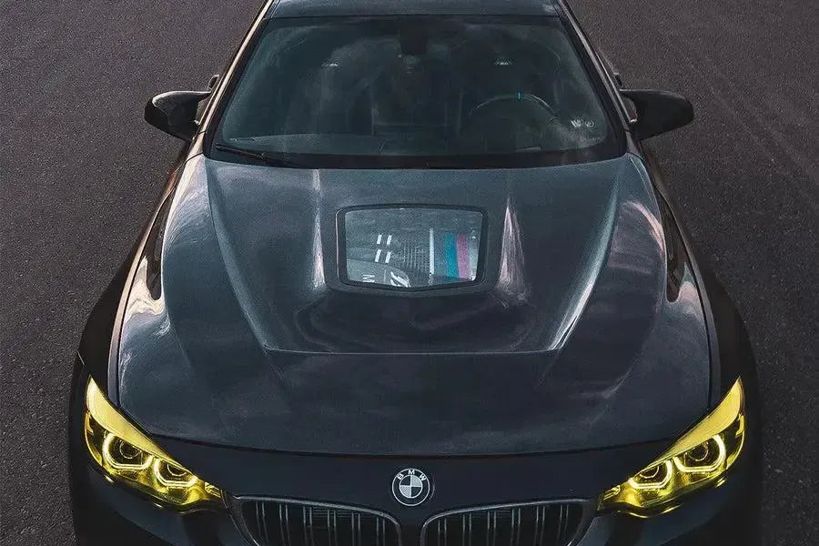 Sötétszürke BMW F82 M4 elölről, felülnézetben, átlátszó ablakos carbon motorháztetővel (IMP Style)