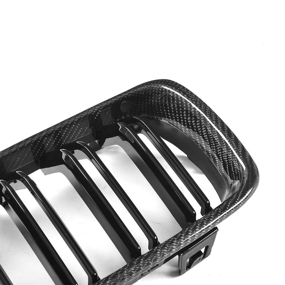 Carbon vesekeret sarka fényes fekete rácsokkal, közelkép – BMW F80 M3 / F82 M4