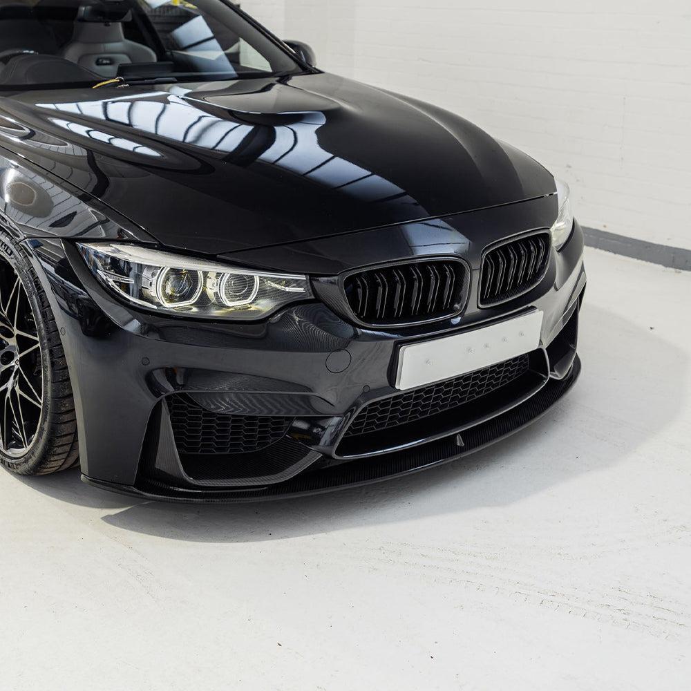 Fekete BMW F82 M4 orra közelről, dupla rácsos carbon vesékkel (PM Style)