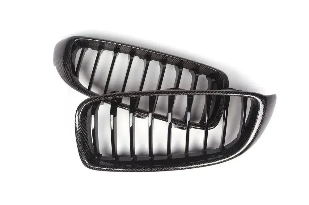 Szimpla rácsos carbon vese pár ferde nézetből, fehér háttéren – BMW F80 M3 / F82 M4