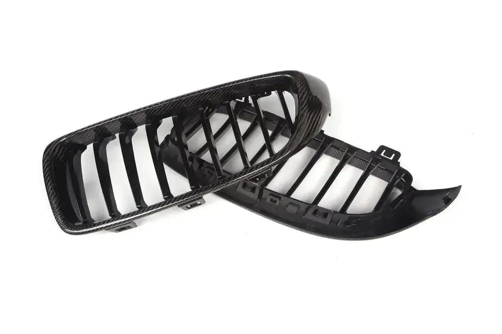 Szimpla rácsos carbon vese pár hátulról, ferde szögből – BMW F80 M3 / F82 M4