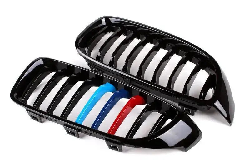 Szimpla rácsos fényes fekete vese M csíkkal, pár ferde nézetből – BMW F80 M3 / F82 M4