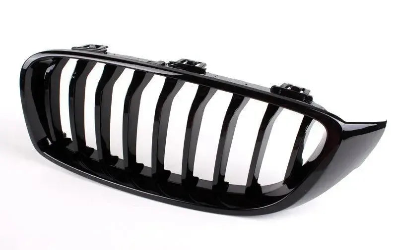 Egy darab szimpla rácsos fényes fekete vese 3/4-es nézetből – BMW F80 M3 / F82 M4