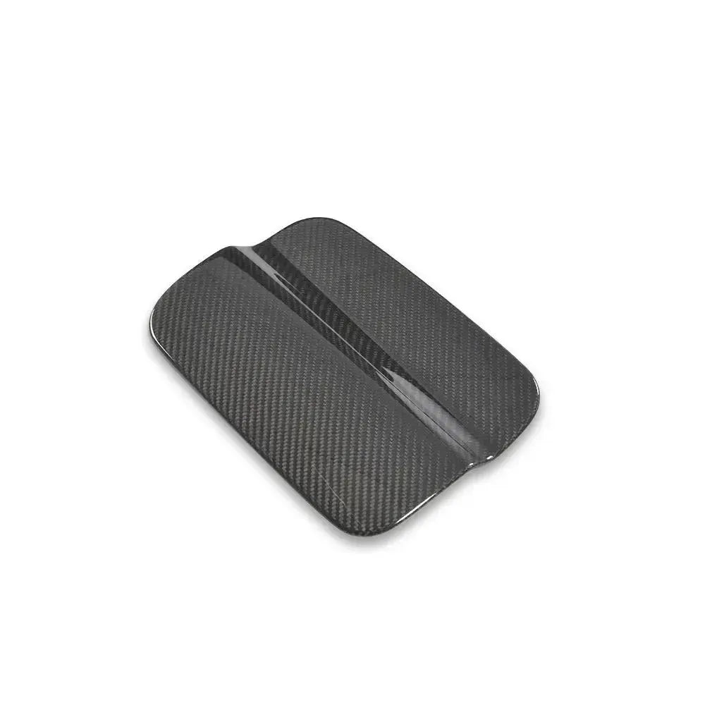 Pressed edge line of the carbon fuel cap cover, from an angle – BMW F82 M4 / F83 M4