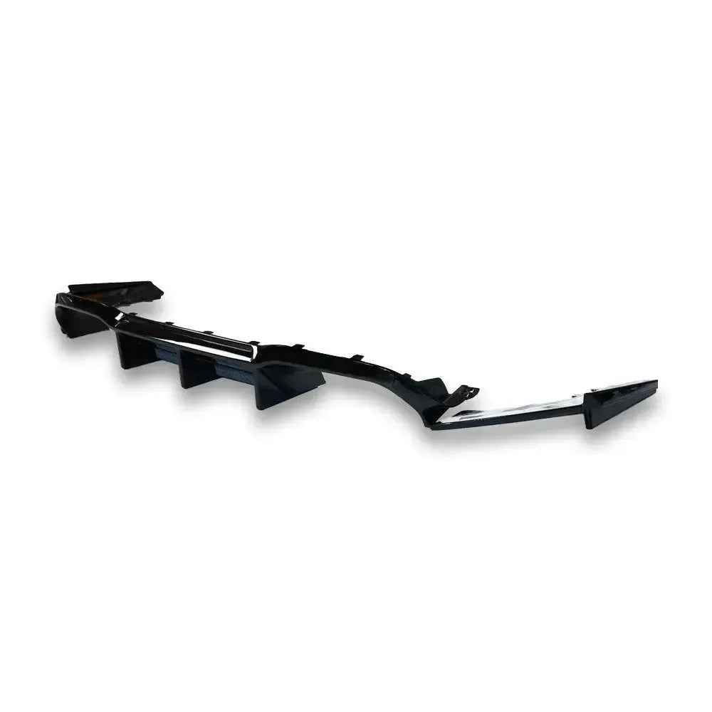 Fényes fekete ABS hátsó diffúzor ferde oldalnézetből (MTC Style) – BMW F87 M2