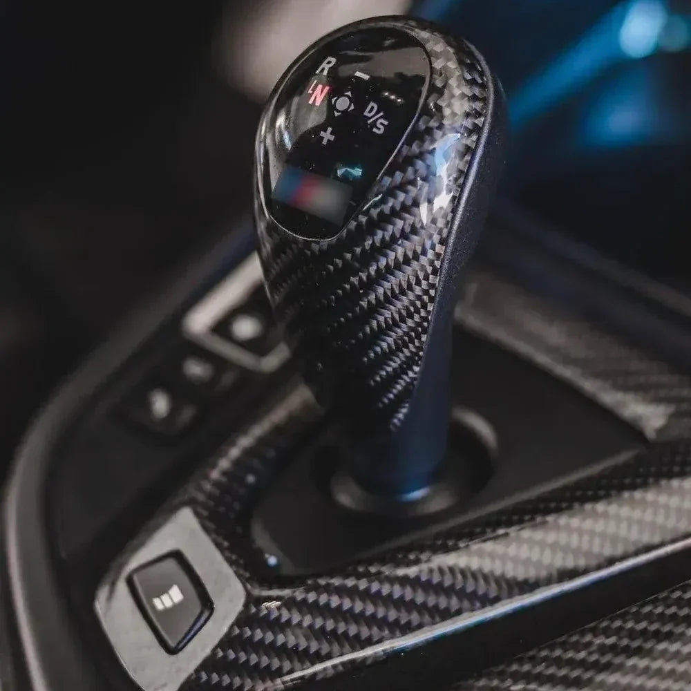 Beszerelt carbon DCT váltókar közelről, carbon konzolkerettel – BMW F87 M2