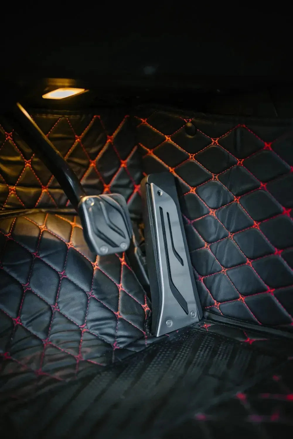 Beszerelt fekete rozsdamentes fék- és gázpedál-borítás a lábtérben (MP Style) – BMW F87 M2